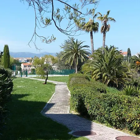 2 Pieces Jardinet Piscine Parking Vue Mer Villeneuve-Loubet